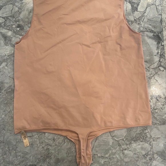 SKIMS ESSENTIAL CREW NECK SLEEVELESS BODYSUIT - Picture 6 of 8